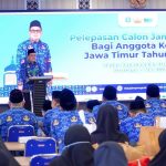Sekretaris Daerah Provinsi Jawa Timur, Adhy Karyono, saat melepas 100 orang perwakilan calon jamaah haji dari kalangan ASN.