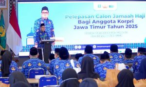 Sekretaris Daerah Provinsi Jawa Timur, Adhy Karyono, saat melepas 100 orang perwakilan calon jamaah haji dari kalangan ASN.
