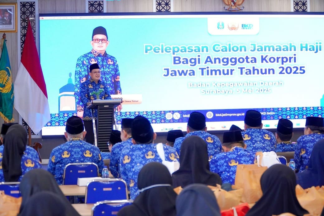 Sekretaris Daerah Provinsi Jawa Timur, Adhy Karyono, saat melepas 100 orang perwakilan calon jamaah haji dari kalangan ASN.
