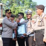 Kapolres Kediri Kota, AKBP Bramastyo Priaji menyerahkan penghargaan kepada 45 personel kepolisian dan 16 warga yang turut mendukung kinerja Polri.