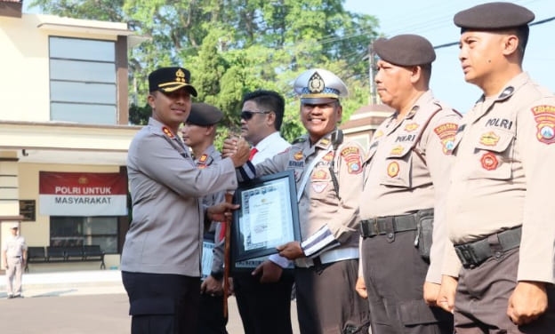 Kapolres Kediri Kota, AKBP Bramastyo Priaji menyerahkan penghargaan kepada 45 personel kepolisian dan 16 warga yang turut mendukung kinerja Polri.