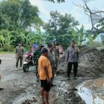 Bhabinkamtibmas Desa Titik, Aipda Heru Tri Prastyo, mendampingi Satpol PP Kabupaten Kediri menertibkan galangan pasir ilegal di Dusun Cangkring, Desa Titik, Kecamatan Semen, Kabupaten Kediri.