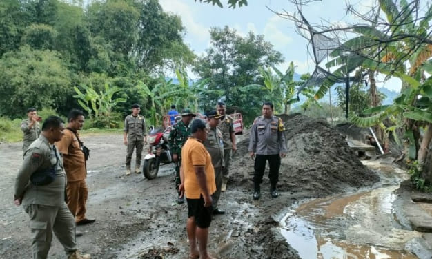 Bhabinkamtibmas Desa Titik, Aipda Heru Tri Prastyo, mendampingi Satpol PP Kabupaten Kediri menertibkan galangan pasir ilegal di Dusun Cangkring, Desa Titik, Kecamatan Semen, Kabupaten Kediri.
