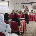 Survei lokasi pemasangan lampu peringatan di sepanjang Jalan Raya Kediri-Mojo.