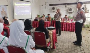 Survei lokasi pemasangan lampu peringatan di sepanjang Jalan Raya Kediri-Mojo.