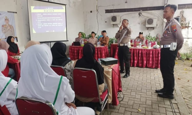 Survei lokasi pemasangan lampu peringatan di sepanjang Jalan Raya Kediri-Mojo.