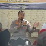 Kapolres Kediri Kota, AKBP Bramastyo Priaji, dalam kegiatan Cangkrukan Kamtibmas di Lapangan Ngronggo.