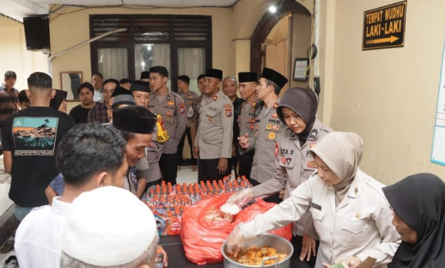 Usai menunaikan salat Jumat berjamaah, personel kepolisian dan warga setempat duduk bersama menikmati hidangan makan siang dalam rangkaian acara Jumat Berkah.