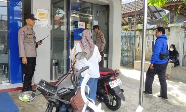Polres Kediri Kota melakukan patroli dan sosialisasi kepada warga guna mengantisipasi aksi premanisme yang mengatasnamakan ormas.