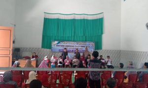 Bhabinkamtibmas Desa Bobang, Aiptu Rony Harahap, dari Polsek Semen, Polres Kediri Kota, turun langsung mengawal proses penyaluran BLT-DD.