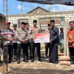 Kapolres Kediri Kota AKBP Bramastyo Priaji, memberikan bantuan 50 sak semen untuk pembangunan Musholla Abdul Ghoni di Dusun Ngablak, Desa Ngablak, Kecamatan Banyakan, Kabupaten Kediri.