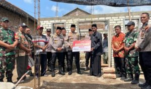 Kapolres Kediri Kota AKBP Bramastyo Priaji, memberikan bantuan 50 sak semen untuk pembangunan Musholla Abdul Ghoni di Dusun Ngablak, Desa Ngablak, Kecamatan Banyakan, Kabupaten Kediri.