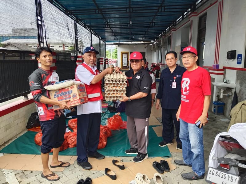 Penyerahan bantuan oleh PMI Kabupaten Blitar.