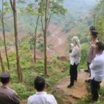 Kapolres Kediri Kota didampingi Wakil Bupati Kediri melakukan pemantauan dan penanganan darurat menyusul bencana banjir dan tanah longsor di Kecamatan Mojo, Kabupaten Kediri.