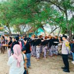 Personel Polsek Kalidawir bersama Polres Tulungagung dan Tiga Pilar melaksanakan pengamanan dalam rangkaian acara tahunan Larung Semboyo di Pantai Sine.