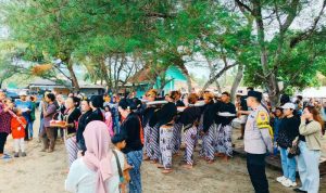 Personel Polsek Kalidawir bersama Polres Tulungagung dan Tiga Pilar melaksanakan pengamanan dalam rangkaian acara tahunan Larung Semboyo di Pantai Sine.