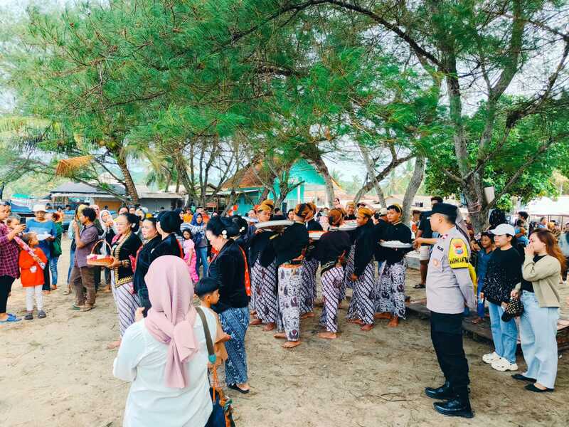 Personel Polsek Kalidawir bersama Polres Tulungagung dan Tiga Pilar melaksanakan pengamanan dalam rangkaian acara tahunan Larung Semboyo di Pantai Sine.