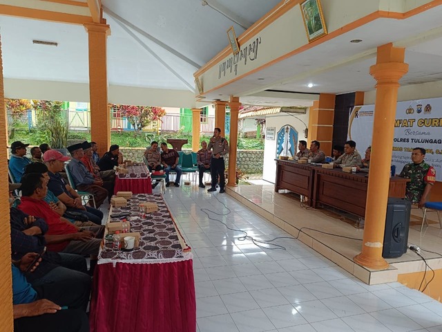 Polres Tulungagung menggelar program Jumat Curhat (Curhat Kamtibmas) di Balai Desa Sendang.