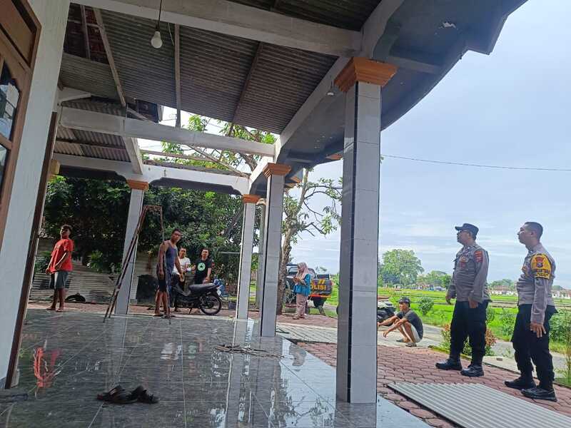 Polsek-pakel-tulungagung-serayu-nusantara Personel Polsek Pakel, Polres Tulungagung, melakukan peninjauan ke lokasi bencana angin puting beliung yang terjadi di Desa Bangunmulyo.