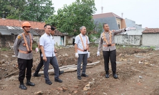 peletakan batu pertama untuk pembangunan selokan dan perbaikan jalan di Asrama Polisi (Aspol) Jalan PK Bangsa, Jumat (23/5/2025).