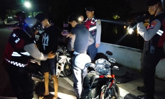 Polres Kediri Kota menggelar Apel Siaga Malam Minggu yang diikuti oleh KRYD.