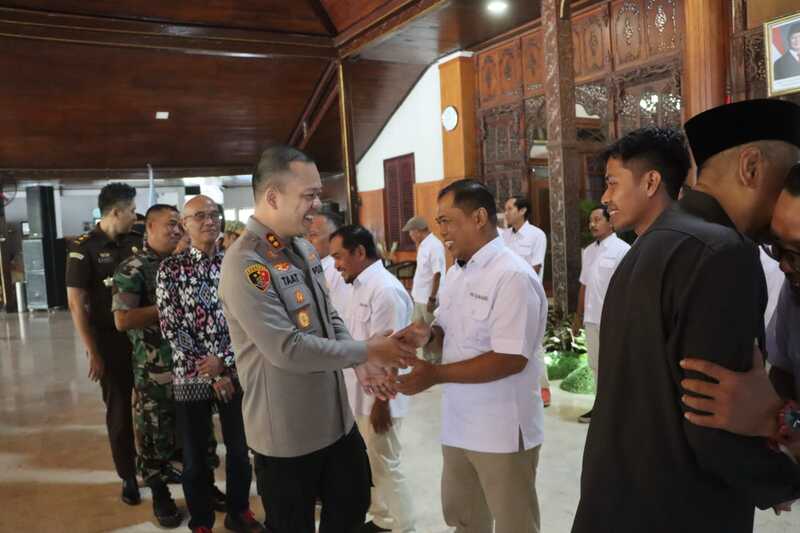 Kapolres Tulungagung, AKBP Muhammad Taat Resdi, menghadiri acara pelantikan Pengurus PWI Kabupaten Tulungagung untuk masa bakti 2025–2028.