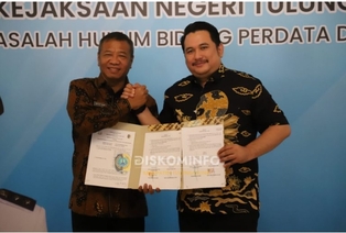 Bupati Tulungagung, Gatut Sunu Wibowo, dan Kepala Kejari Tulungagung, Tri Sutrisno, menandatangani kesepakatan bersama.