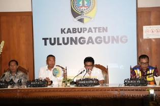 Bupati Tulungagung, Gatut Sunu Wibowo, beserta Wakil Bupati, H. Ahmad Baharudin, SM., menerima kunjungan kerja khusus Komisi V DPR RI.