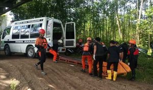 Personel Polsek Ngantru, Polres Tulungagung, melakukan pemeriksaan di lokasi ditemukannya seorang korban meninggal di aliran Sungai Brantas, Desa Srikaton, Kecamatan Ngantru, Kabupaten Tulungagung.