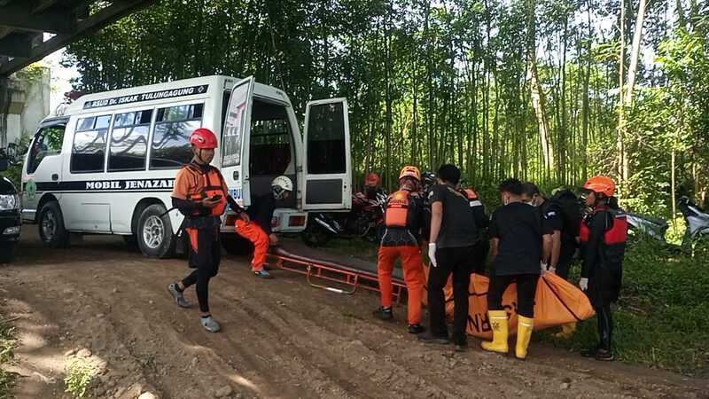 Personel Polsek Ngantru, Polres Tulungagung, melakukan pemeriksaan di lokasi ditemukannya seorang korban meninggal di aliran Sungai Brantas, Desa Srikaton, Kecamatan Ngantru, Kabupaten Tulungagung.