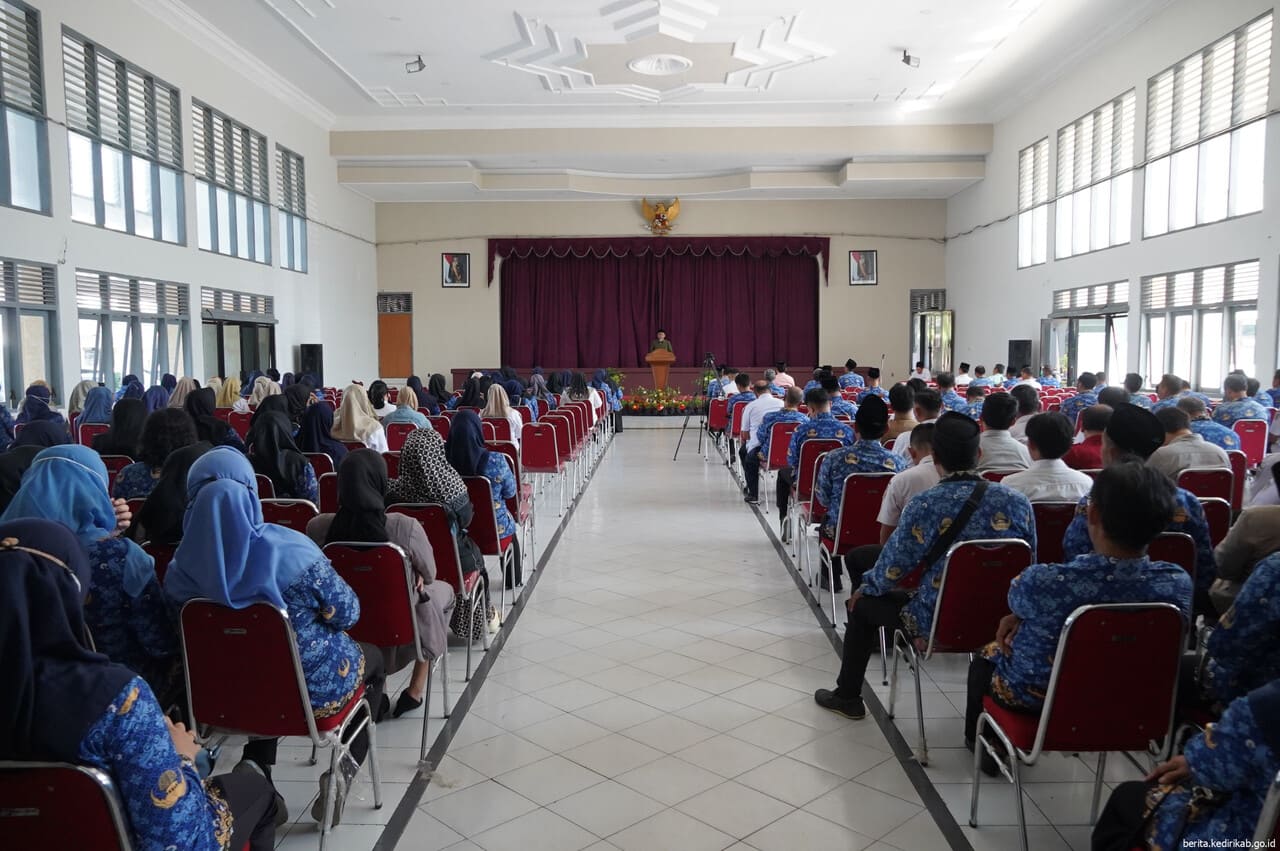 Pemkab Kediri melalui Bagian Kesra kembali menyelenggarakan kegiatan pembinaan mental bagi ASN dan pejabat di lingkungan Pemkab Kediri.