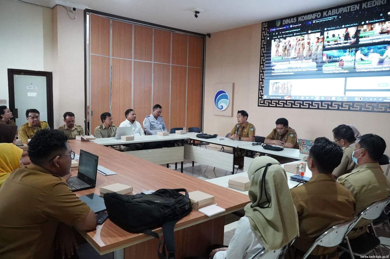 Diskominfo Kabupaten Kediri menyelenggarakan Rapat Koordinasi Evaluasi, Integrasi, dan Pemutakhiran Data di Aula Diskominfo setempat.