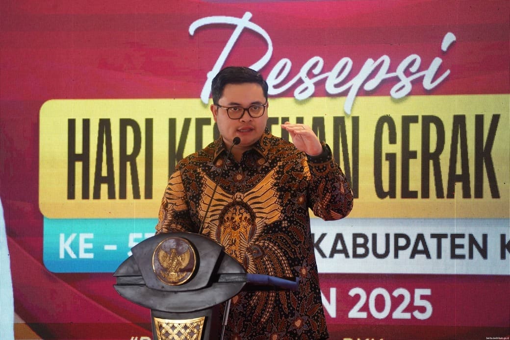 Bupati Kediri Hanindhito Himawan Pramana saat pengukuhan pengurus baru Tim Penggerak PKK dan Posyandu Kabupaten Kediri masa bakti 2025-2030 di Pendopo Panjalu Jayati.