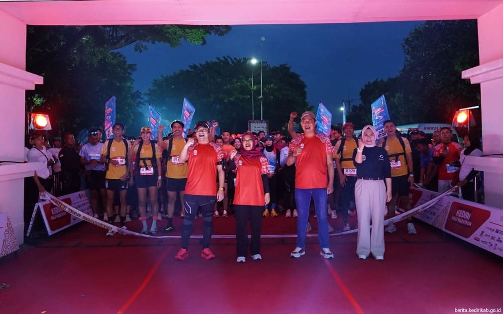 Event lari bergengsi Kediri Half Marathon (KHM) 2025 di kawasan Simpang Lima Gumul, Kabupaten Kediri.