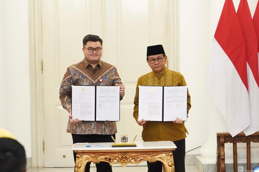 Bupati Kediri, Hanindhito Himawan Pramana, bersama Gubernur DKI Jakarta, Pramono Anung, resmi menandatangani kerja sama pengembangan potensi daerah dan peningkatan pelayanan publik.