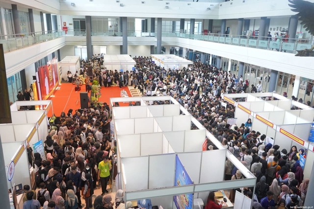 Pemerintah Kabupaten Kediri, melalui Dinas Tenaga Kerja, resmi membuka Job Fair 2025, di Convention Hall Simpang Lima Gumul.