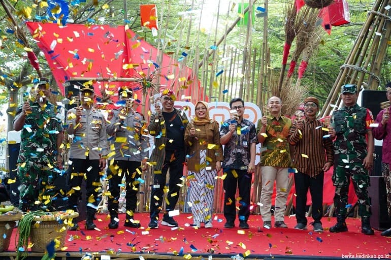 Wakil Bupati Kediri, Dewi Mariya Ulfa membuka Pameran Kuno Kini Fest 2025 di kawasan Simpang Lima Gumul.