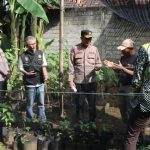 Anggota polisi saat mengecek ketahanan pangan di Tulungagung.