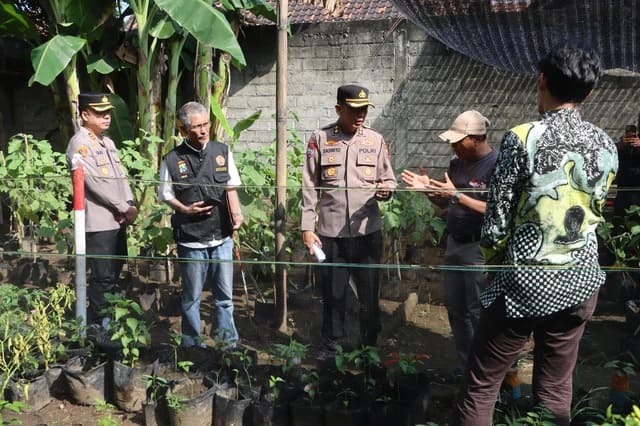 Anggota polisi saat mengecek ketahanan pangan di Tulungagung.