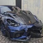 Porsche biru yang menabrak mobil Rush putih hingga terbalik di KM 759+600 Tol Sidoarjo-Porong. (Foto: Polda Jatim)