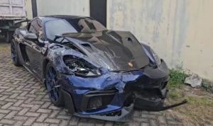 Porsche biru yang menabrak mobil Rush putih hingga terbalik di KM 759+600 Tol Sidoarjo-Porong. (Foto: Polda Jatim)