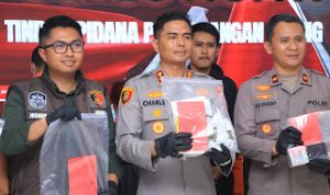 Kapolres Ngawi, AKBP Charles Pandapotan Tampubolon saat konferensi pers di Mapolres Ngawi. (Foto: Polres Ngawi)