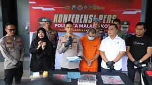 Wakil Kepala Polresta Malang Kota, AKBP Oskar Syamsuddin dalam konferensi pers pencurian dengan kekerasan (begal) kepada seorang pengemudi ojol di lobi Mapolresta Malang Kota. (Foto: Polresta Malang Kota)