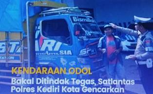 Penindakan truk ODOL oleh polisi.