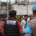 Kepolisian saat mengamankan lokasi sabung ayam.