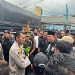Polisi saat berkoordinasi dengan pesilat.