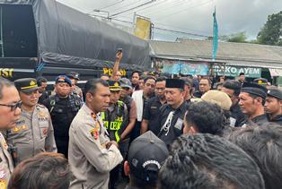 Polisi saat berkoordinasi dengan pesilat.