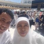 Gubernur Khofifah bersama anaknya saat menjalani ibadah haji.