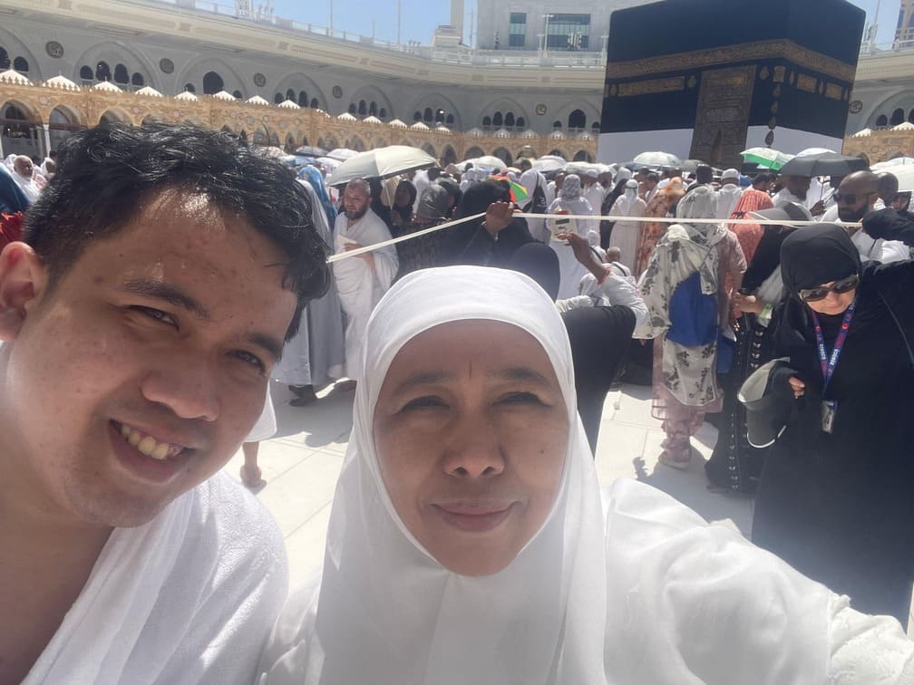 Gubernur Khofifah bersama anaknya saat menjalani ibadah haji.