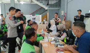 Memperingati Hari Bhayangkara ke-79, Polresta Malang Kota menyelenggarakan Bakes gratis bagi pengemudi ojol.